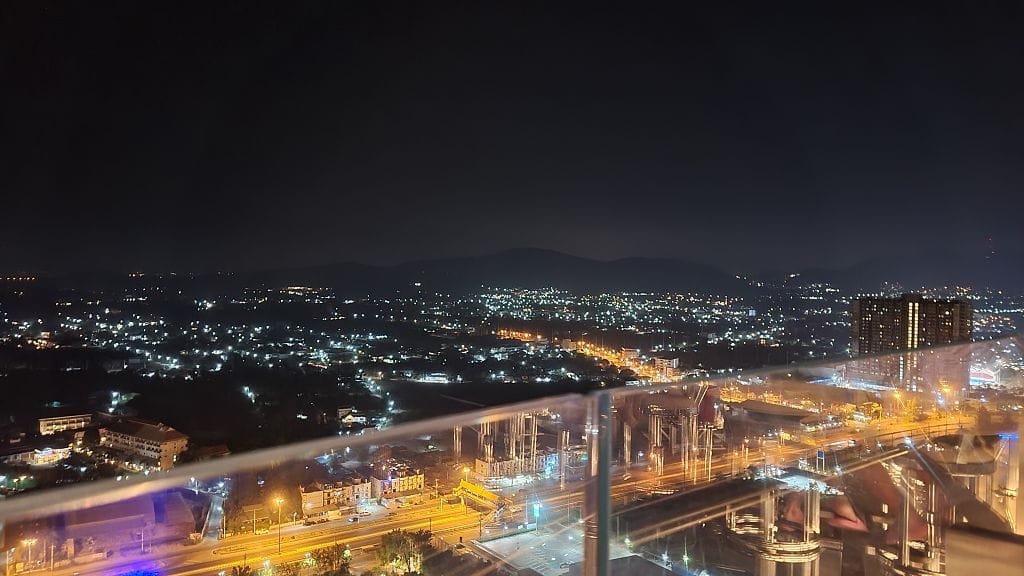 Hua Hin bei Nacht auf der Dachterasse des Holiday Inn